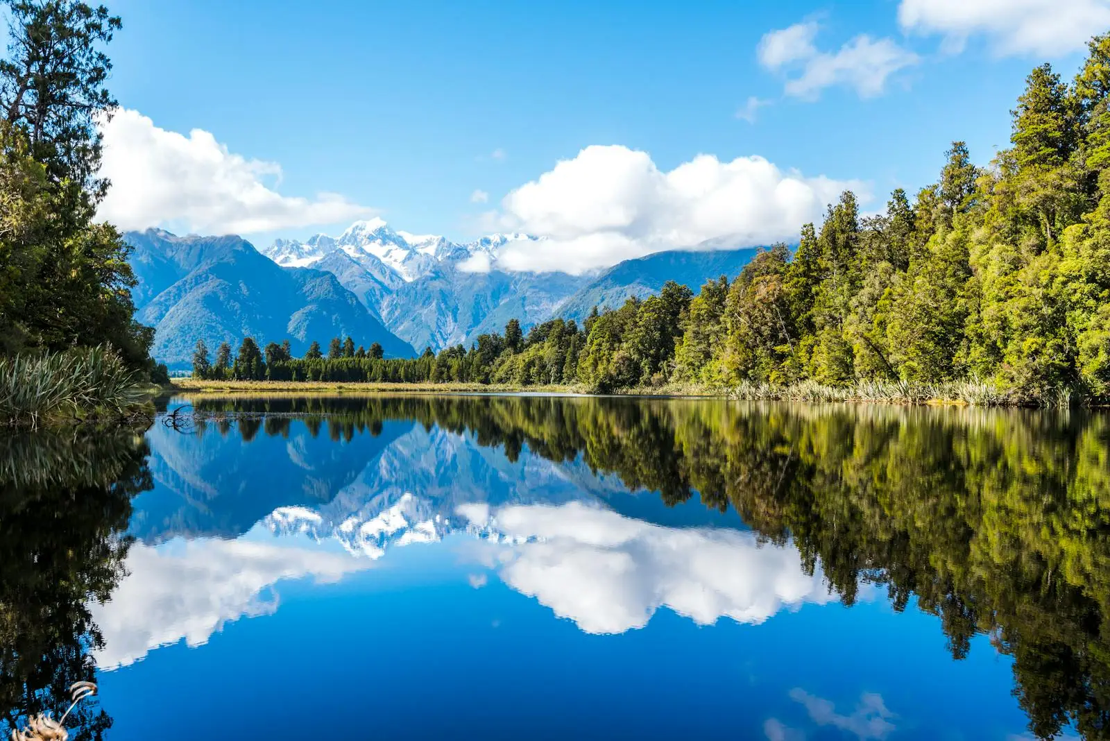Friedliche Naturlandschaft mit ruhigem Wasser - Breathwork Coaching